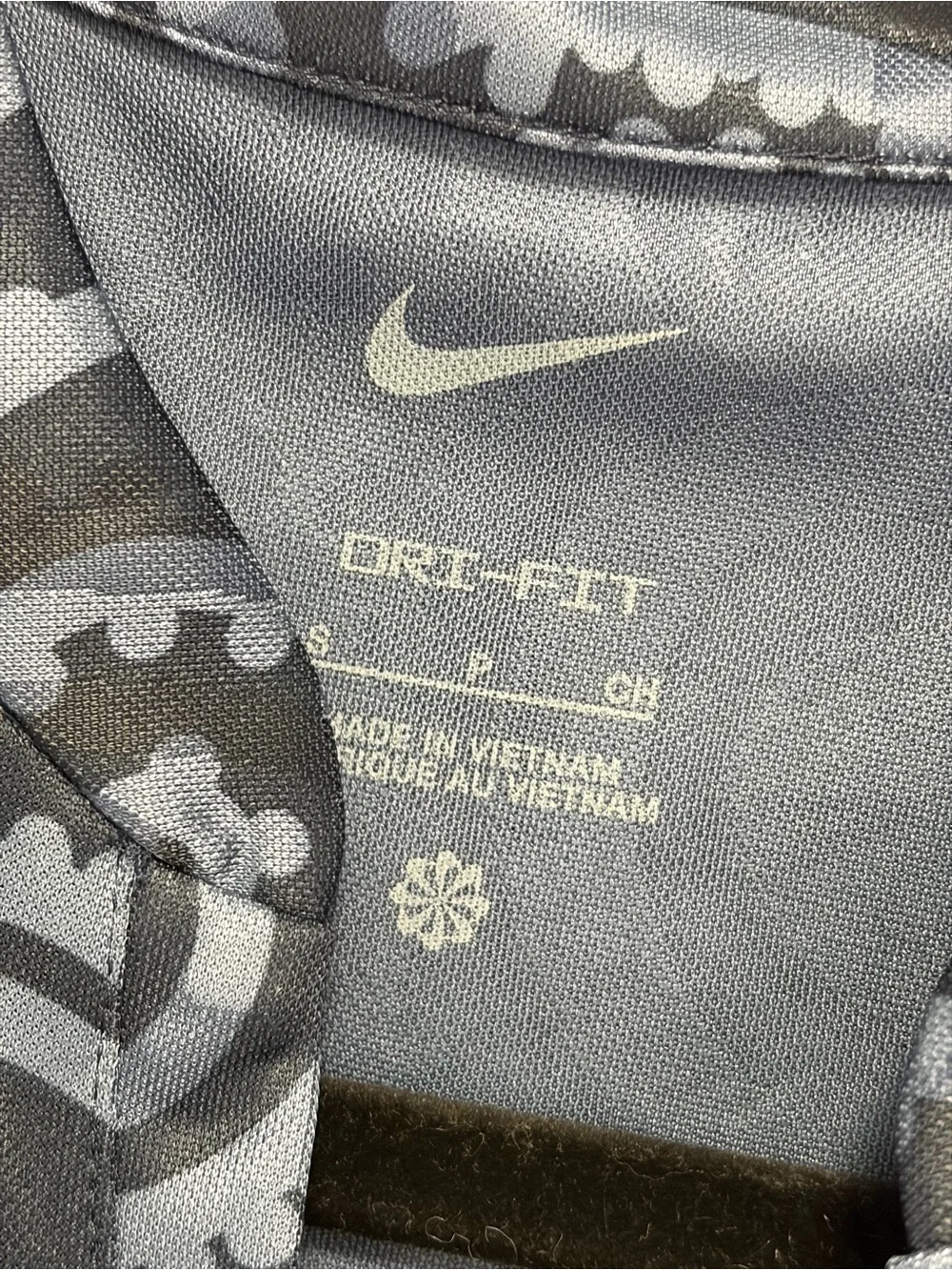Nike Women’s Sleeveless Paisley V-Neck Golf Top - Navy/Light Blue